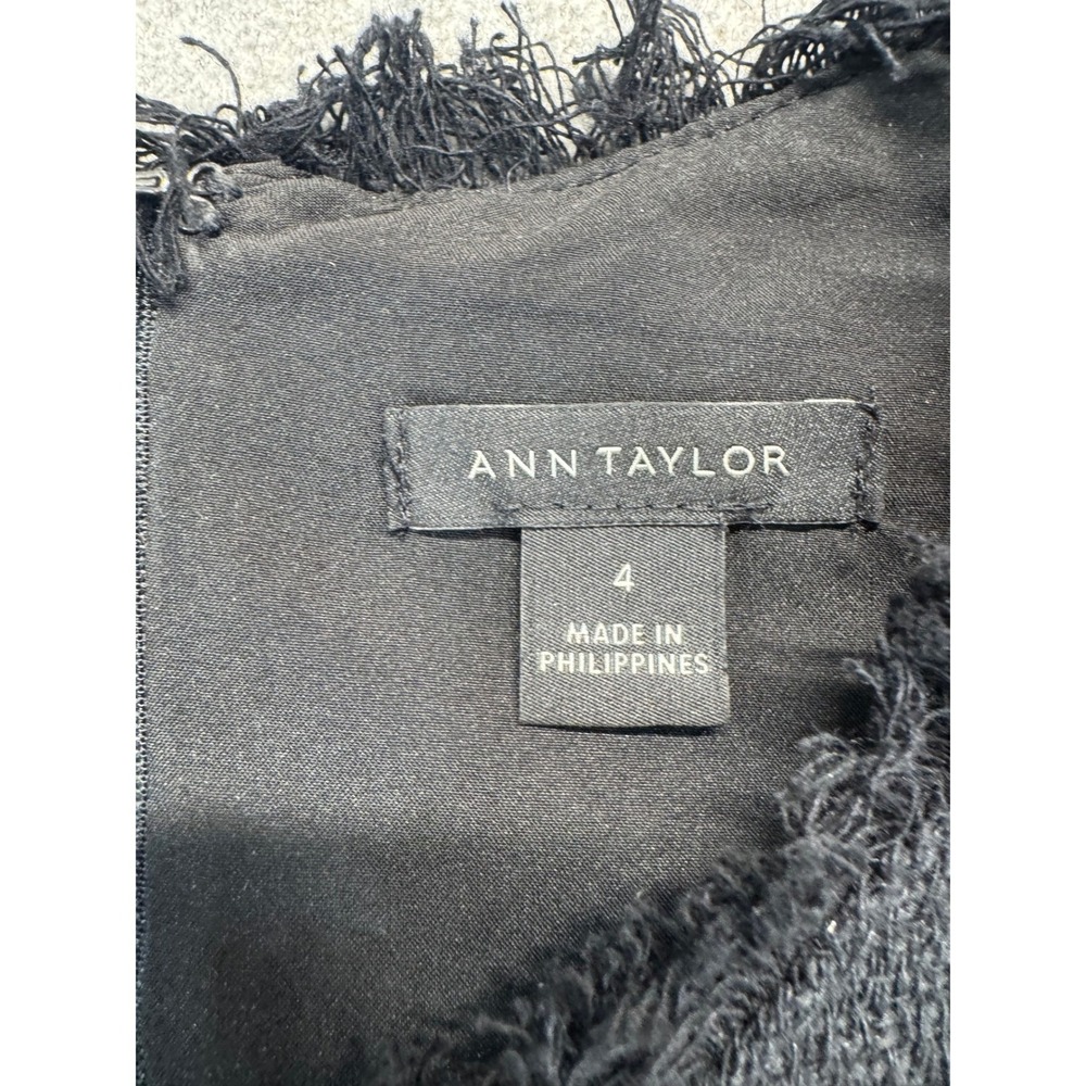 Ann Taylor Tweed Shell Womens Size 4 Navy Blue Floral Embroidered Fringed Top - Picture 3 of 7